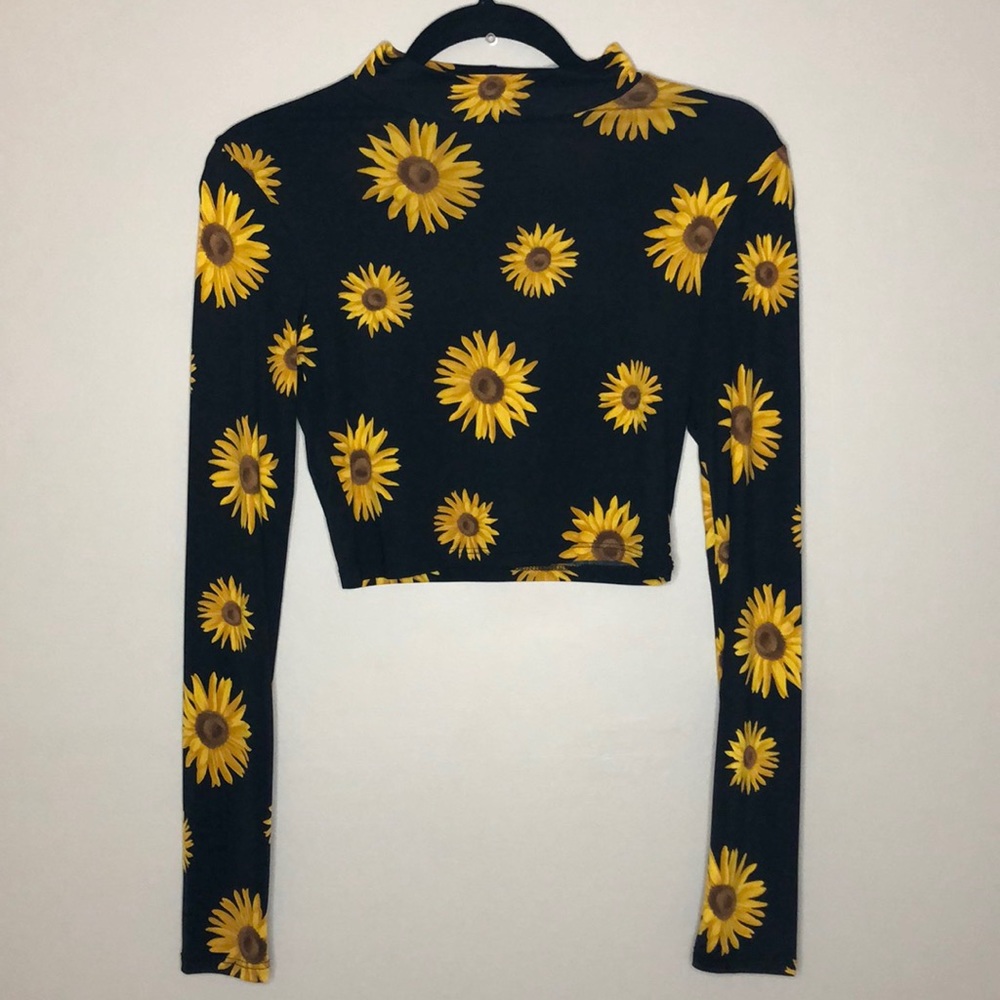 🌻Sunflower Black Long Sleeve Crop Top🌻
